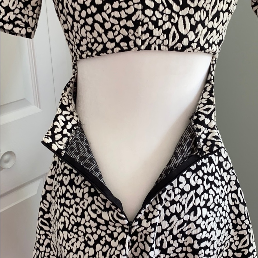 Guess brand mini dress with cute open back size XS - Picture 3 of 4